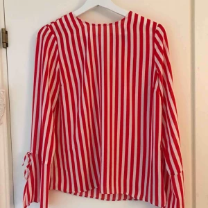  - Fin bus från Gina som tyvärr är för liten för mig. Storlek 36. Går att knäppa i nacken och har fina rosetter och en slits på ärmarna. Fraktar bara! 