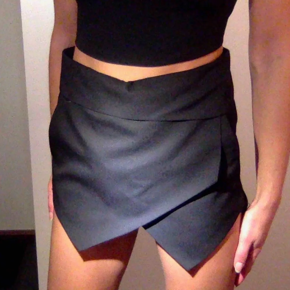 Assymetriska shorts / byxkjol ifrån zara. Storlek s Super coola.  Har ett skärp i midjan som döljer sig under den vikta kanten. . Shorts.