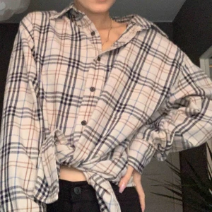  - Oversized beige-rutig skjorta från märket St John’s Bay, köpt på Beyond Retro i Sthlm. Bra skick!