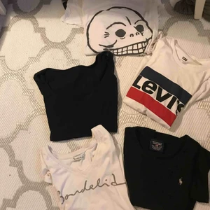  - 5 olika tröjor.  Cheap monday: 100 kr / M Levi’s: 100 kr / S Ralph Lauren: 100 kr / Uppskattas till S Svart GANT tröja, off shoulder: 200 kr / S Vit bondelid t-shirt: 200 kr / S Frakt tillkommer 