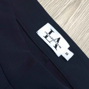  - Ett par mörkblå byxor från en nakd kollektion med Linn Ahlborg. Dom är aldrig använda. Köparen står för frakt 