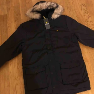  - Ny och oanvänd original Lyle and Scott vinterjacka i  förpackning . Storlek M  Kan även användas under vår och höst.