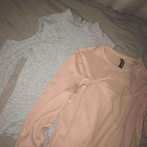  - 2 st tröjor/toppar i storlek xs Nyskick! Styckpris : 55 kr Båda 100 kr