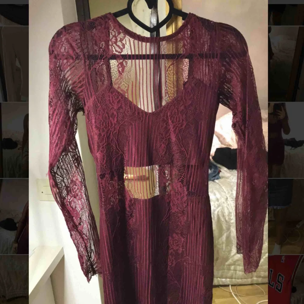 Vinröd spetsklänning köpt från bikbok i storlek S/M Använd en gång på nyår, skick:9/10 . Klänningar.