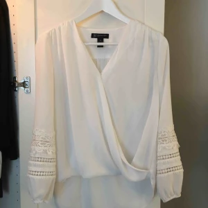  - Omlott blus köpt i New York, använd ca 2 gånger så i väldigt bra skick! Spets detaljer på armen