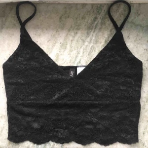  - Jättefin topp från H&M i XS, säljes då den tyvärr är för liten. Aldrig använd så nyskick. Nypriset var runt 130 vad jag kan minnas. Kan mötas upp i Stockholm eller skicka mot fraktkostnad (gissar 18:-)
