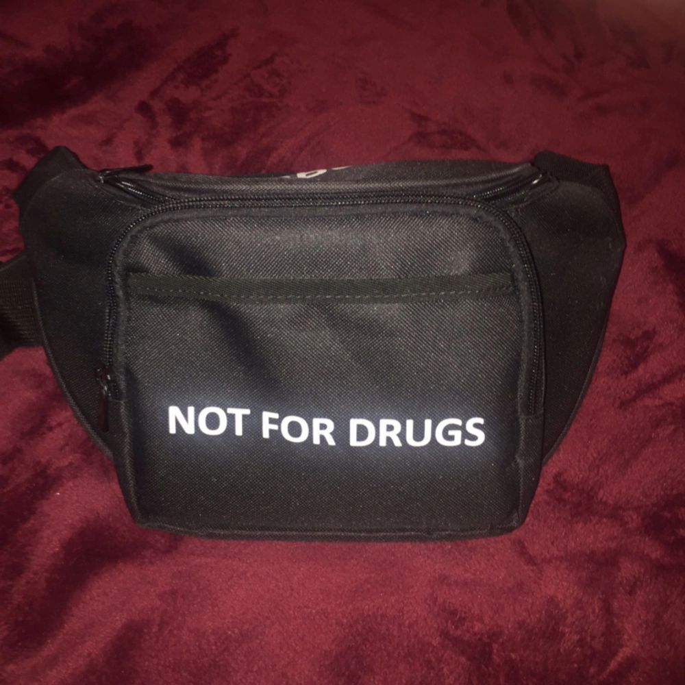 Cool fannypack som ej finns att köpa längre!🤙 Mittenbilden är tagen från instagram. . Väskor.