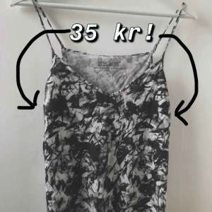  - Topp med svart och vitt mönster från bikbok nytt skick! Storlek: xs  Tillkommer frakt