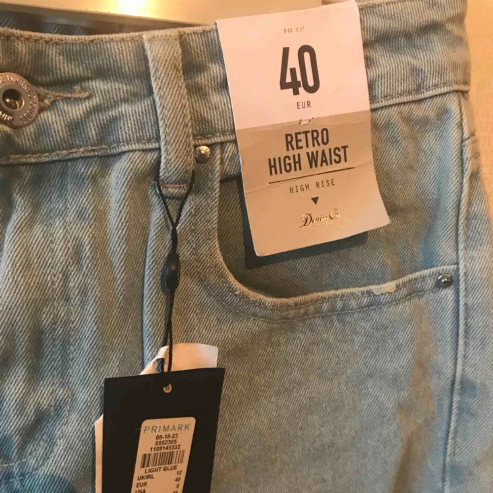 Nya blommiga highwaist jeans, aldrig använda. Jeans & Byxor.