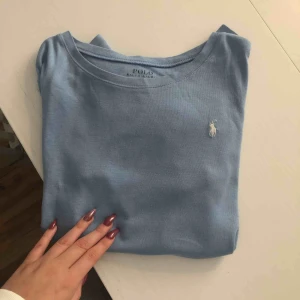  - Säljer min Ralph lauren tröja, är i barnstorleken 160 men jag som har xs kan ha den.