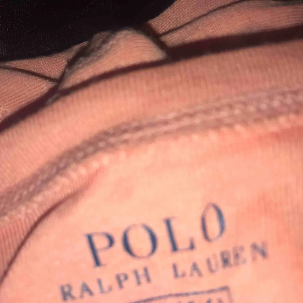 Ralph Lauren tröja köpt ifrån Kidsbrandstore.se  Använd ca 2-3 gånger, precis som ny. Säljs pågrund av att jag har en liknande! Finns i Södra Stockholm.. T-shirts.