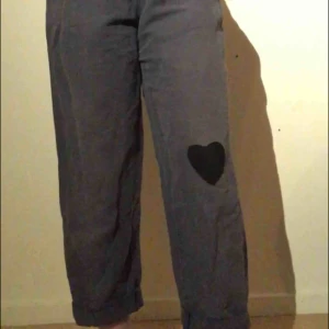  - byxor i 100% linne, väldigt bekväma. hjärtlappen har jag sytt dit för att dölja ett litet hål. gylfen åker lätt upp så jag har satt i en nyckelring, annars fint skick. möts upp i uppsala möjligtvis sthlm, fraktar ej :)