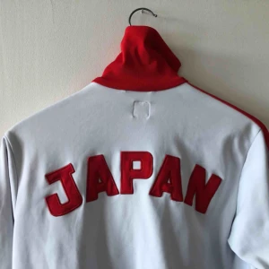  - Vintage Adidas Japan. Uppskattningsvis från 80-talet. Finns tecken på anv samt ett par mindre fläckar som sannolikt kan tas bort. Ovanlig modell