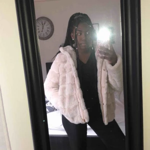  - Fuskpälsjacka i strl M men passar mig utmärkt oxå som är en storlek S.    Knappt använd, säljer pågrund av brist på användning & överflöd av jackor !