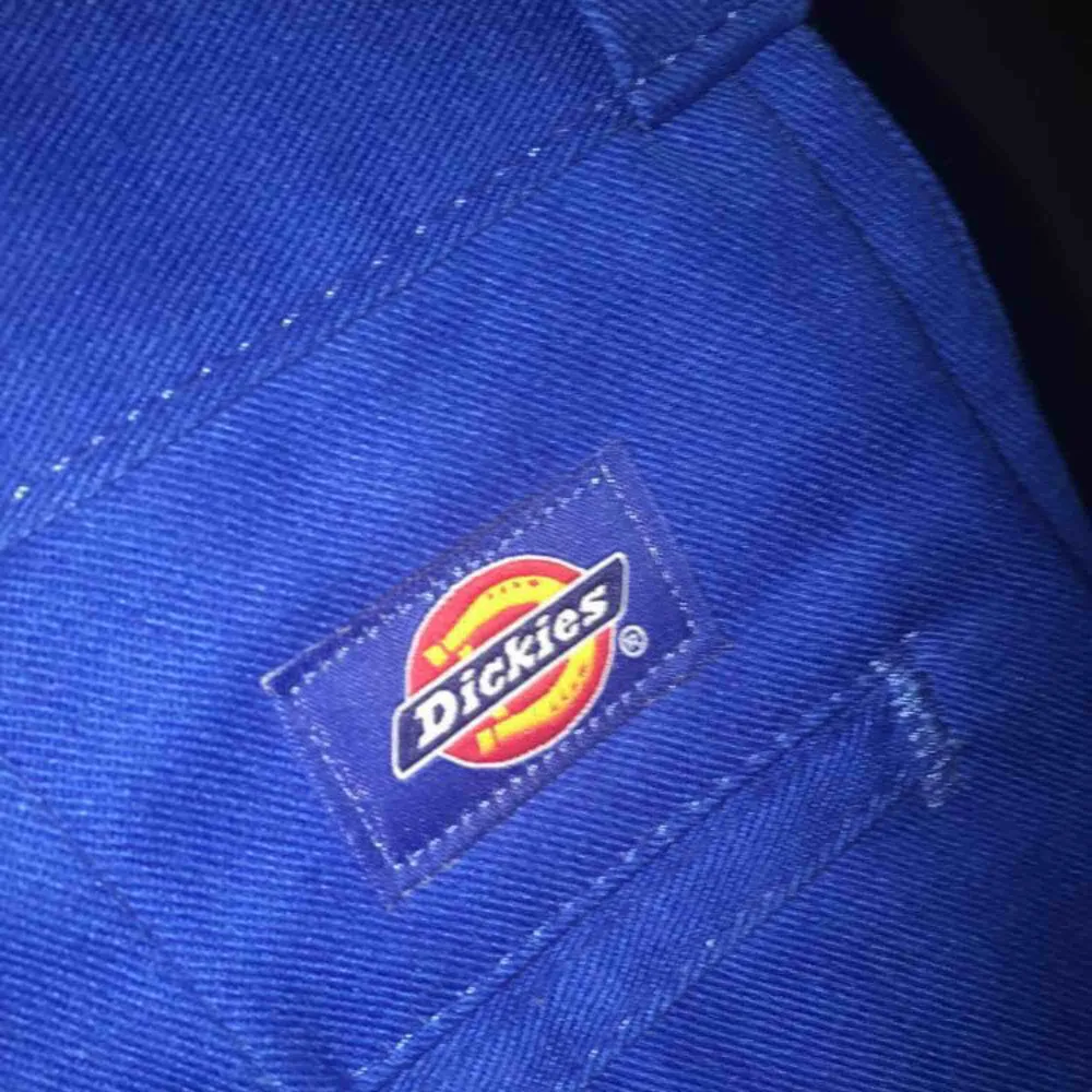 Blåa byxor i storleken 30x32 av märket Dickies. Använda 2 gånger. Säljer för att dem är för små.. Jeans & Byxor.