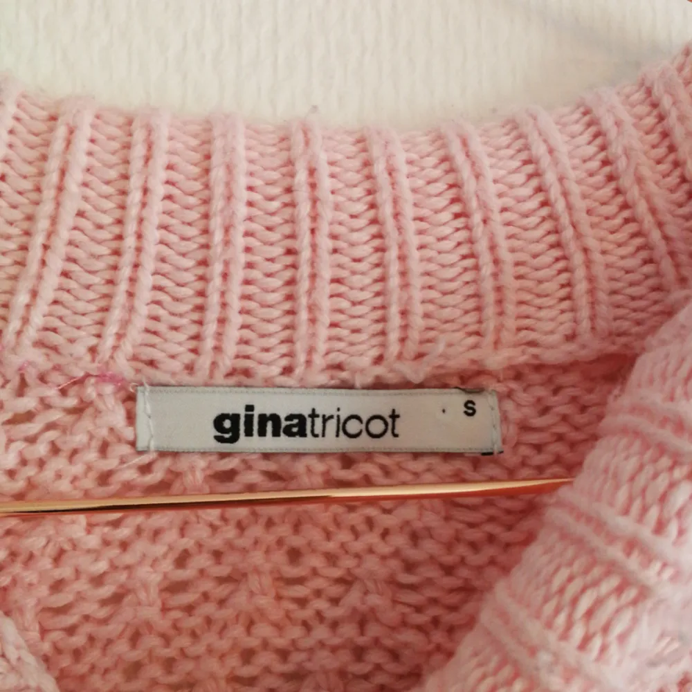 💗 Jättefin stickad tröja från Gina Tricot! Säljs då jag nästan aldrig använder den. Perfekt pastellrosa (den ser lite blekare ut på bilderna) och jättebra till våren under en snygg jeansjacka! Använder Swish, köparen står för frakten! 💗. Stickat.