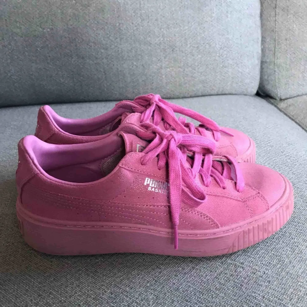 Underbara skimrande rosa skor från Puma Suede, använda ca 1 vecka i somras, supersköna att gå i, bra skick 🍭. Skor.