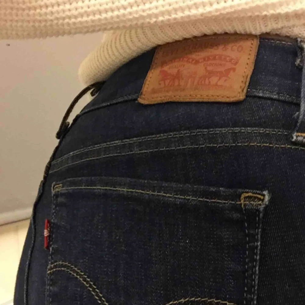 710 super skinny. Fint skick, inte använts mycket pågrund av att dom är för stora. Frakten kommer på 50kr. . Jeans & Byxor.