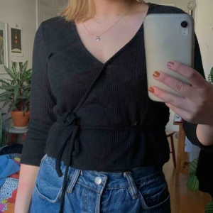  - Omlottopp från monki!! Jättesmickrande modell man blir skitsnygg. Tycker den passar S också, men den är väldigt urringad (har säkerhetsnål på bilden) 