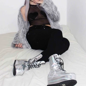  - Holografiska kängor i strl 37.  Superfint skick!