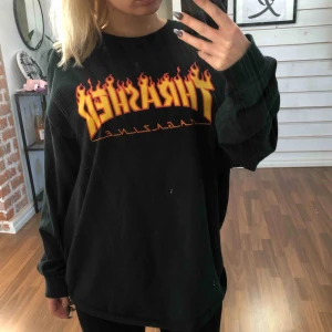  - Tröja från Thrasher, fint skick. (Fläckarna är på spegeln inte på tröjan)  Är märkt som en L men sitter såhär på mig som är en S.