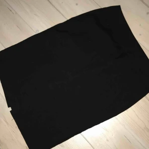  - Svart pennkjol med en liten slits. I perfekt skick. Kan fraktas för 18 kr