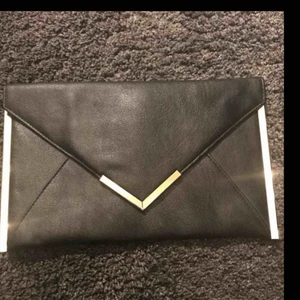  - Fin kuvertväska ifrån ASOS med guldkanter. 