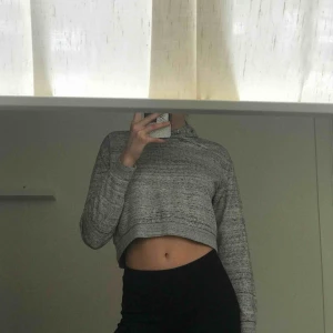  - Grå kroppad luvtröja