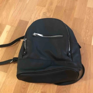  - Svart, liten ryggsäck 