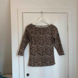  - Snyggt stretch/tajt topp med trekvartsärm i leopardmönster från Zara! Använd två ggr.