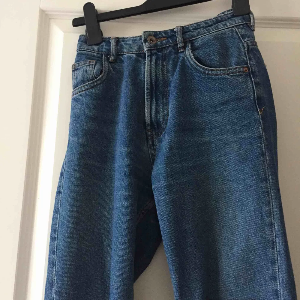 Snygga mom jeans från Zara. Använda ganska mycket fast i bra skick! Köpta för ungefär 500 kr.  Väldigt bekväma och ser fina ut på. . Jeans & Byxor.