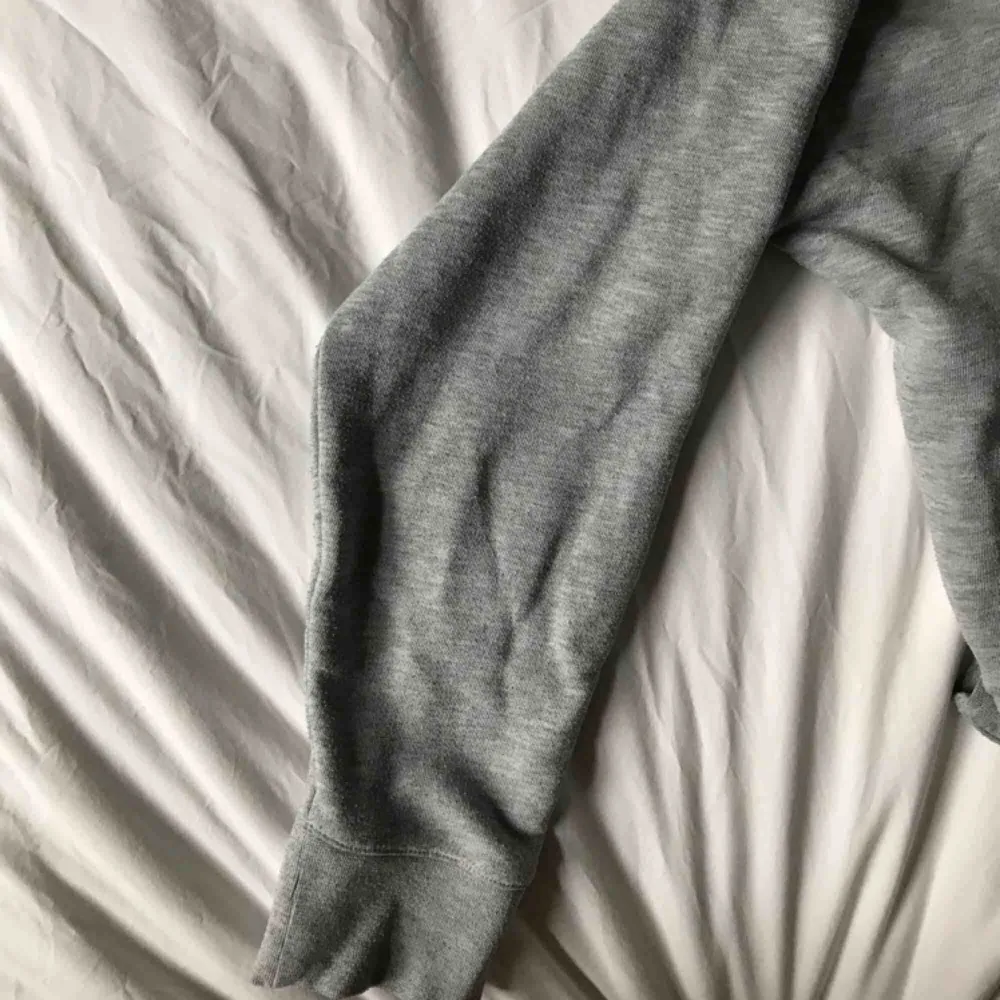 Grå cropped sweater från weekday. Använd men fortfarande i ett jättebra skick! Swish och frakten ingår inte. . Hoodies.