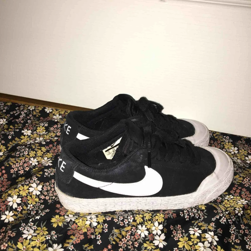 Säljer dessa Nike SB blazer zoom, lite små slitna här & där men annars är de i fint skick! Nypris ca 800🌹🔥. Skor.