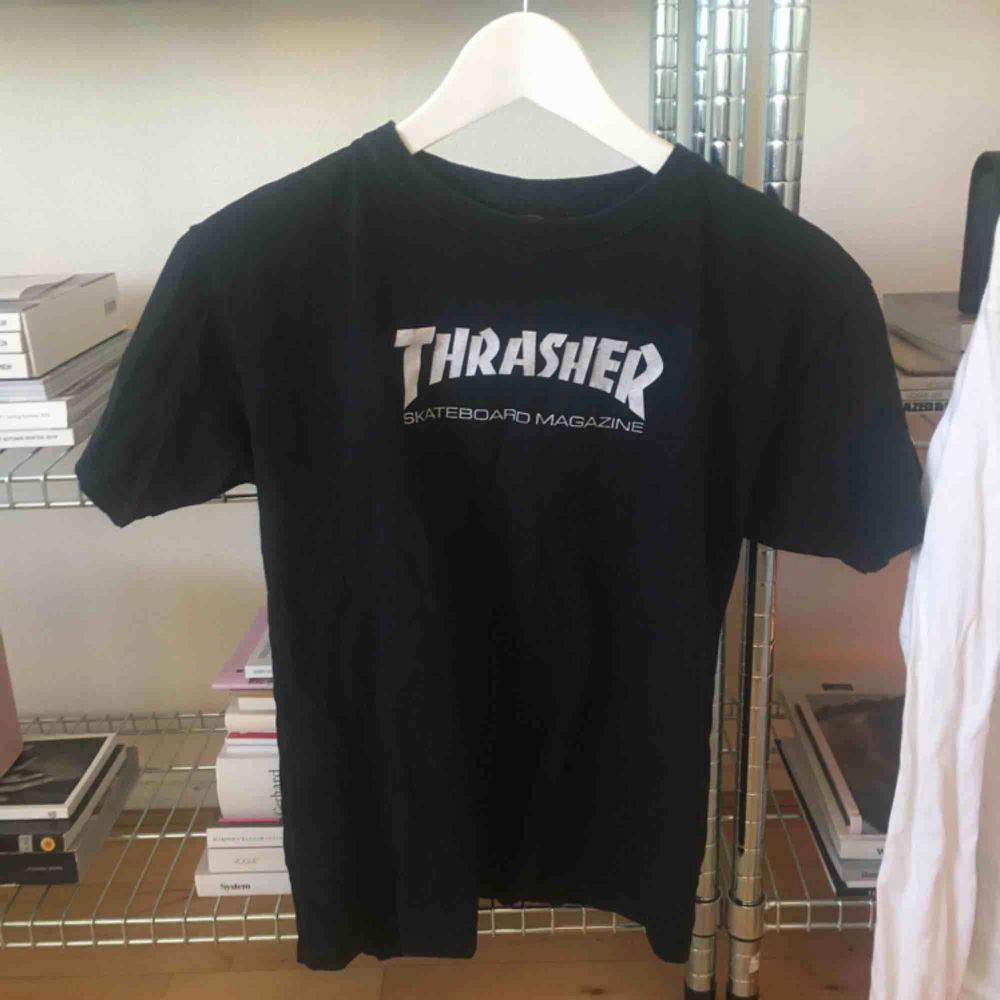 THRASHER tshirt (ganska sliten) S (passar mer en xs)   tar emot bud 🙂  man kan komma förbi mitt kontor i sthlm (skanstull) och hämta eller skickar jag med post!. T-shirts.