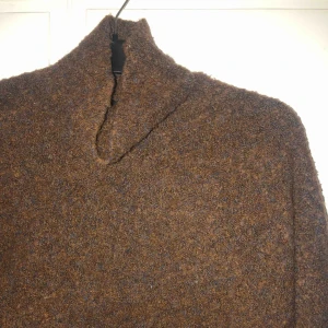  - Stickad turtleneck i fint skick. Från BikBok, strl: S. 