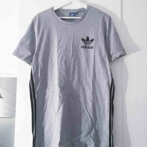  - Adidas tshirt. Bra skick, använd ett fåtal gånger. Frakt ingår i priset :)