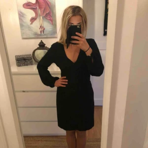  - Zara klänning, blixtlås på sidan! Fin men kanska små i storlek. Håmtas från hornstull