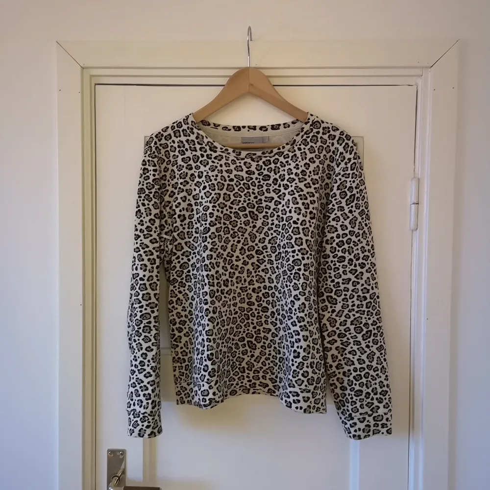 Sweatshirt från WESC i leopardmönster. . Tröjor & Koftor.