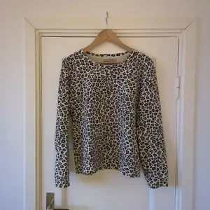 Sweatshirt från WESC i leopardmönster. 