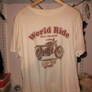  - Superskön tröja från Pull&Bear, endast använd en gång. Storlek L och otroligt oversize. 200kr med frakt inkluderad.