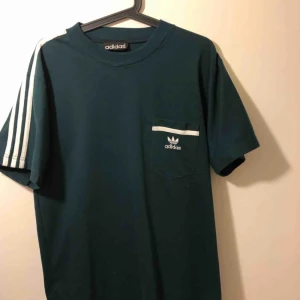  - Grön adidas t-shirt i typ storlek m? Lite oversized :) 