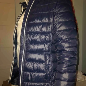  - Tunnare dunjacka från vero moda i marinblå. Perfekt till hösten och i början av våren. Den är i väldigt bra skick. 