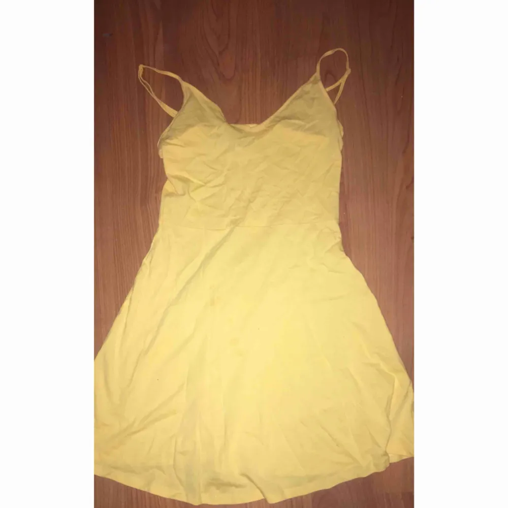 en gul tunn klänning från H&M använd en gång. 80 kr plus frakt. Klänningar.