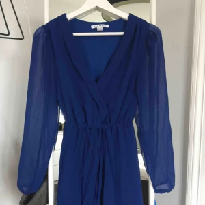  - En blå sommarklänning från Nelly! Använd en hel del, men ändå i najs skick! Ordinarie pris 500kr, säljer för 200kr inkl frakt ☺️