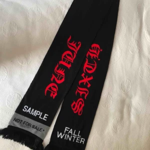  - Sixth June halsduk. Väldigt lång väldigt mysig Möts upp i Stockholm annars står köpare för frakt!