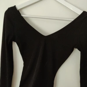  - Ribbad tröja från HM med v-ringning både fram och bak!  Frakt tillkommer   