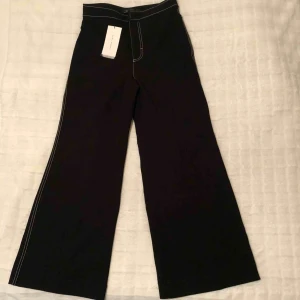  - Oanvända byxor från Zara med prislappen kvar. Nypris 499. Möts upp i Stockholm eller postar, köparen står för frakt. 