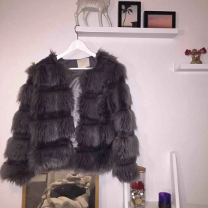  - Säljer denna superfina fuskpäls ifrån Chiquelle! Den är sparsamt använd men har blivit lite knottrig på insidan längst ner (se andra bilden) men det syns inte när jackan är på!  Kan gå ner i pris vid snabb affär<3 köparen står för ev. frakt💓