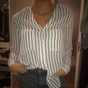  - Randig skjorta/blus, mer silke-aktigt och mjukt. Nästan som ny, använt bara några gånger. Väldigt fin och funkar både till vardags och till lite finare tillfällen:)