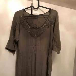  - Sälj en äkta Odd Molly klänning som jag inte har använt länge men det är fortfarande fint skick. Det är jätte bekvämt . Använt lite max 3 gånger. 